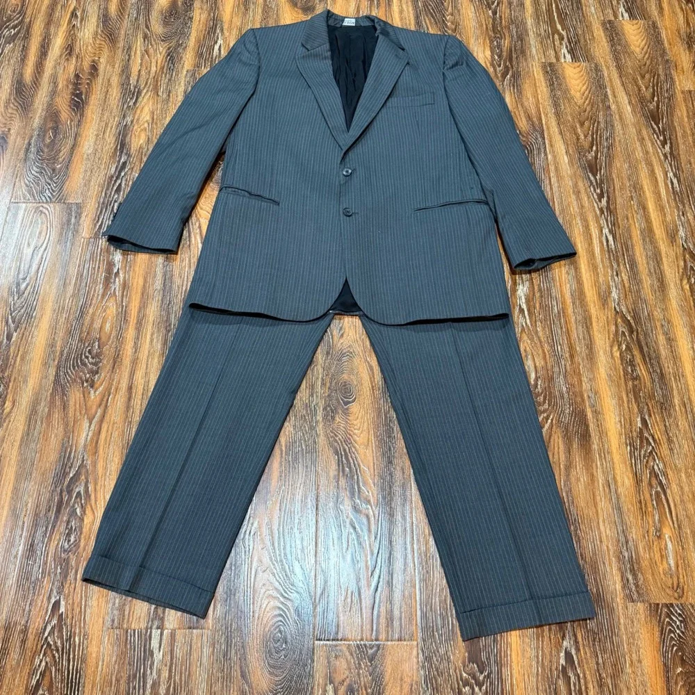 Jos A Bank Travelers Collection Men's 46R Suit 100% Wool Gray Pinstripe 2 Piece